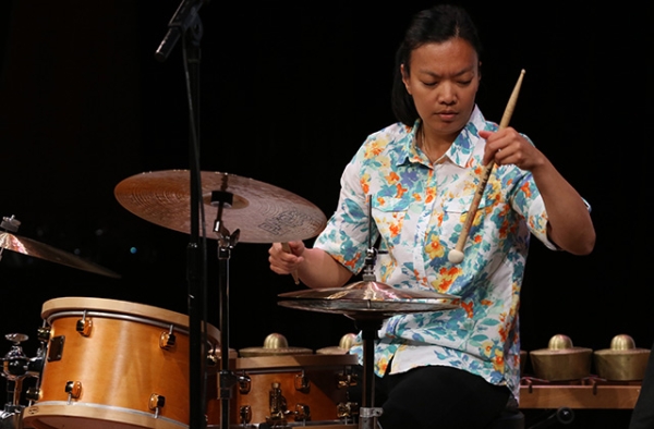 Composer Susie Ibarra entertains the crowd with a percussion performance. (Ellen Wallop/Asia Society)