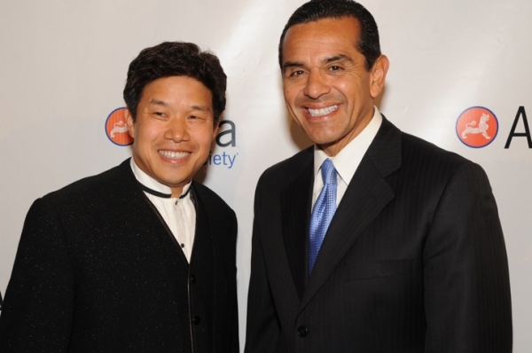 Asia Society Southern California Chairman Donald Tang (L) with Los Angeles Mayor Antonio Villaraigosa. (Dan Avila Photography)
