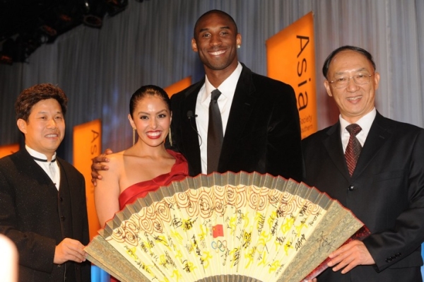L to R: Donald Tang, Vanessa and Kobe Bryant, and Minister Liu Peng. The minister presented Bryant with a fan signed by every Chinese Olympic Gold Medalist from the 2008 Olympic Games. (Dan Avila Photography)