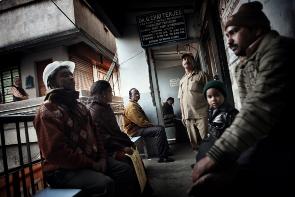 Patients line up to see one of the few doctors who specializes in respiratory diseases  in the Dhanbad.
(Erik Messori)
