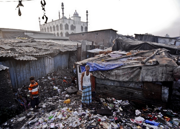 Living conditions in Mumbai's Dharavi slum. (Flickr/Lecercle)