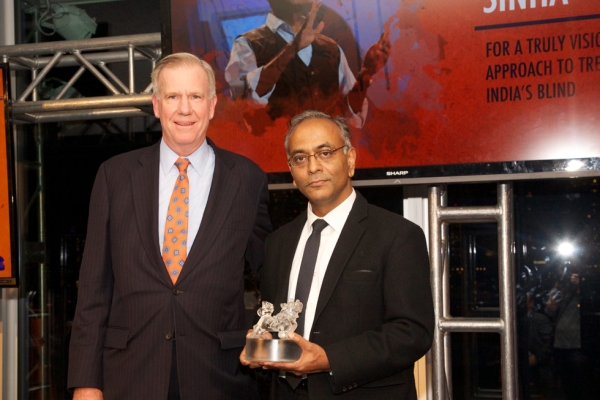 Frank Brown, left, presents an Asia Game Changer Award to Pawan Sinha. (Ann Billingsley/Asia Society)