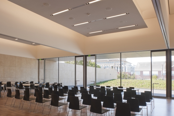 The Edward Rudge Allen III Education Center seats 200 banquet style and looks out onto the Chao Foundation Green Garden. Movable walls allow the space to be divided into as many as three classrooms. (Paul Hester)