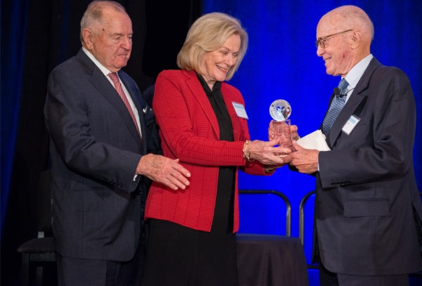 Charles W. Duncan, Jr. and Anne Duncan presenting Gerald D. Hines with the Roy M. Huffington Award for Contributions to International Understanding. (Jeff Fantich)