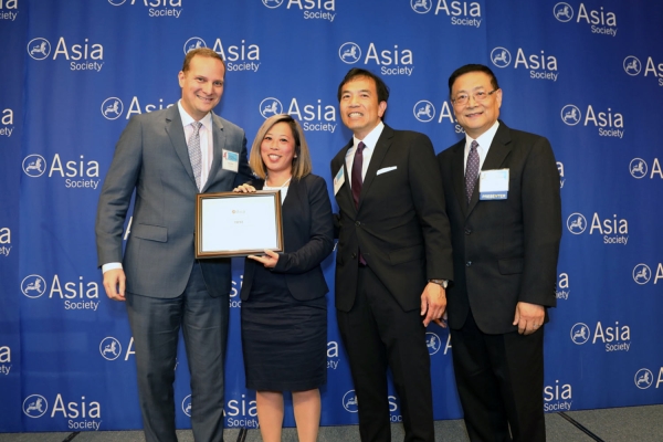Christina Altomare (L2) on behalf of IBM receives the award for Best Practice Company in Retention. (Ellen Wallop/Asia Society)