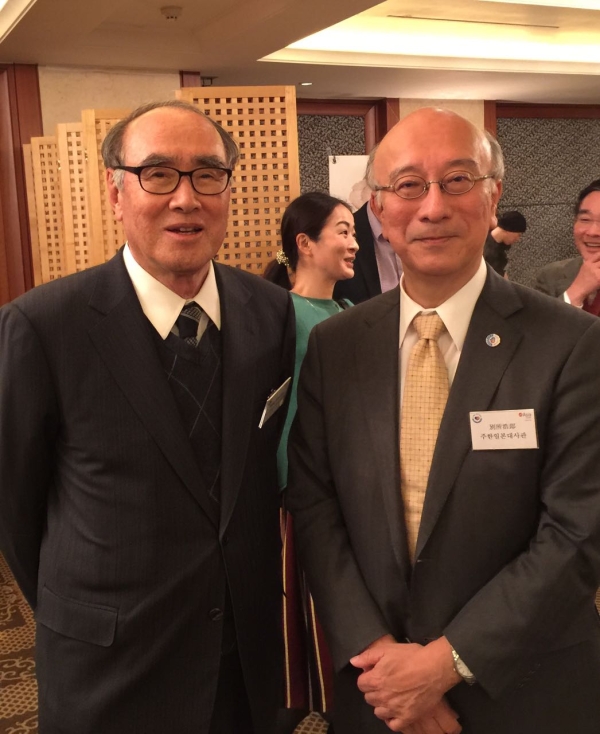 H.E. Hong-Koo Lee, former Prime Minister of the Republic of Korea and Asia Society Korea Center's Honorary Chairman, and H.E. Koro Bessho, Japanese Ambassador to Korea