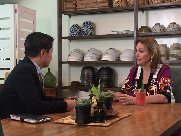 Asia 21 Alumnus and Bloomberg Philippines TV Anchor Quintin Pastrana, interviewing Asia Society President and CEO Josette Sheeran for "Thought Leaders" segment 