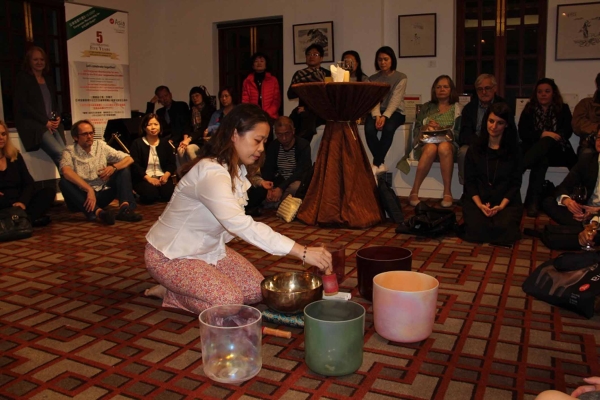 Stephanie Luo, Chief of Creativity from Luxe Nova Lifestyle demonstrates the benefits of Alchemy Crystal Singing Bowls.