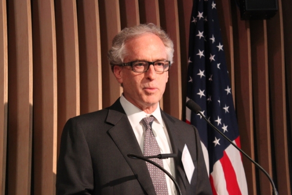 Elliot Stein of ULI's San Francisco office delivered welcoming remarks at the event. (Asia Society)