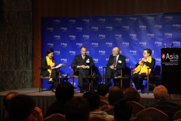 L to R: Ms. Alice Mong, Mr. Hans Michael Jebsen, Mr. Merle Hinrich, and Mr. Ronnie Chan engaged in conversation about Asia Society Hong Kong Center.