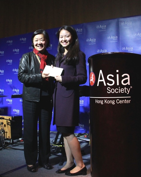 Ms. Alice Mong, Executive Director of Asia Society Hong Kong Center, presented a prize to a lucky draw winner.