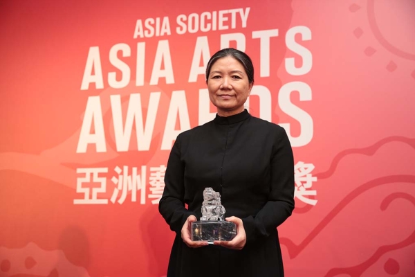 2017 Asia Arts Awards honoree Kimsooja with the award.