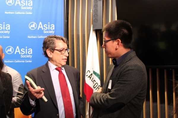 After the talk, Arthur Margon speaks with Vice Consul Xiang Feng of the Consulate General of China in San Francisco. (Asia Society)
