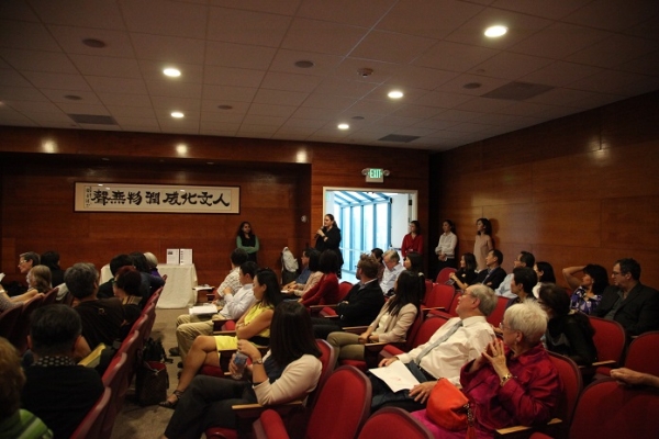 Guests talk about their personal experiences with collecting Asian art and engage with the speakers. (NanHai Gallery)