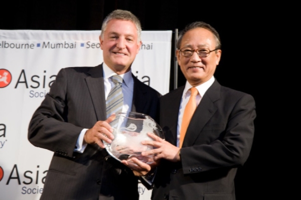 Henry Cornell (L) and honoree Seung Yu Kim, chairman and CEO, Hana Financial Group. (Les Talusan/Asia Society Washington Center)
