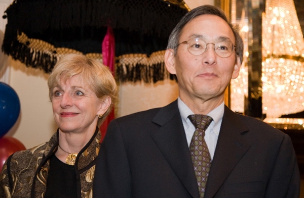 Secretary of Energy-designate Steven Chu with wife Jean at the Asia Society Presidential Inaugural Reception in Washington, Jan. 17, 2009 (Les Talusan/Asia Society)