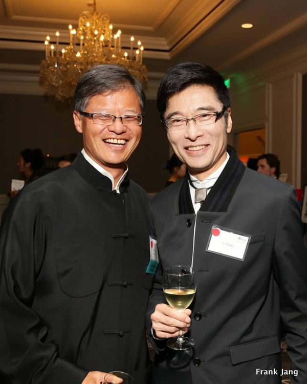 Jerry Yang, Co-founder, Yahoo! and Li Huayi, Annual Dinner honoree, pose for the camera (Frank Jang/ Asia Society) 