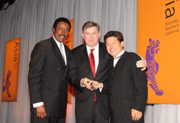 L to R: Jim Hill, gala honoree Timothy Leiweke, president and CEO of AEG and president of the Staples Center, and Donald Tang. (Dan Avila Photography)