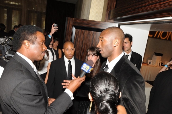 Sportscaster Jim Hill interviewing gala honoree Kobe Bryant of the Los Angeles Lakers at the reception. (Dan Avila Photography)