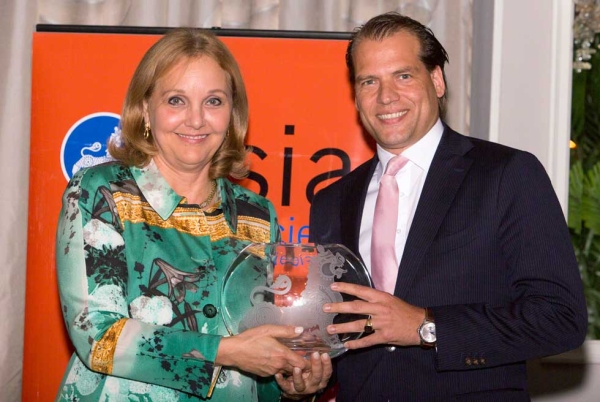 Asia Society President Josette Sheeran (L) presents the Global Citizenship Award to Kees Kruythoff of Unilever (R). (Bennet Cobliner)