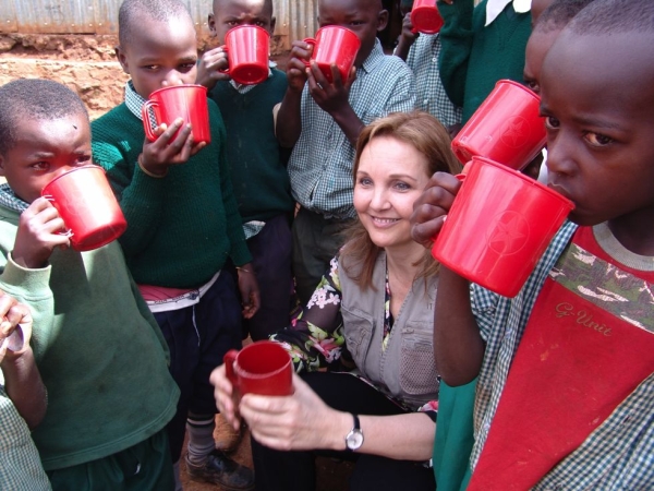 Josette Sheeran visits Stara School in Kenya on April 2008. (WFP/Peter Smerdon)