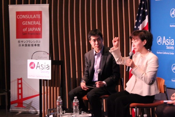 Sasaki responds to a question from the audience. (Asia Society)