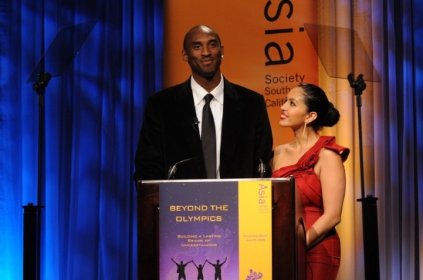 Kobe Bryant accepts the Global Ambassador Award with wife Vanessa Bryant. (Dan Avila Photography)