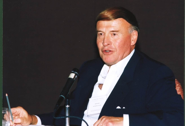Dick Kramlich delivers remarks at an event in 2000.