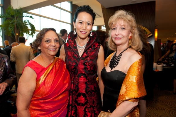 L to R: Leela Krishnamurthy, Y. Ping Sun, and Susan Boggio. Ping Sun, First Lady of Rice University, received the Asia Society Texas Center&apos;s Asian-American Leadership Award. (Jeff Fantich Photography)