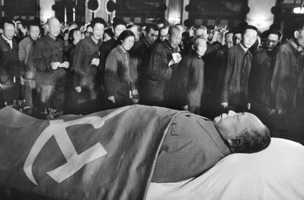 Mao Zedong's body on display for mourners after his death in September 1976. (Xinhua)
