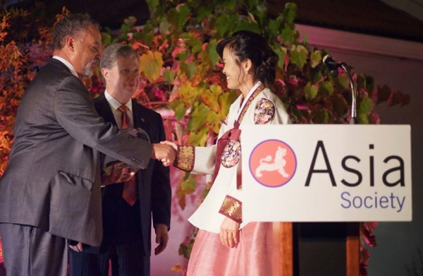 Michelle Park Steel (R), Vice Chair of the Board of Equalization, received the Women Leader Award from Asia Society Vice President for Education Tony Jackson (L). (Luminaire Images)