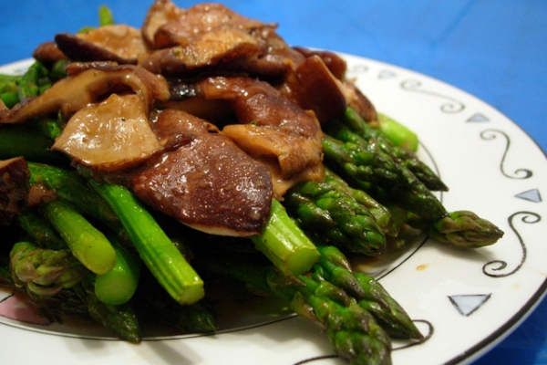 Mushrooms with Asparagus (Photo by wEnDaLicious/flickr)