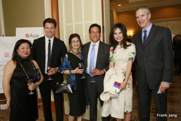 Darlene Chiu Bryant, ChinaSF; Lilly Huang, Silicon Valley Bank; Chris Cooper, Sequoia Capital; Wendy Soone-Broder, Asia Society Northern California; and other guests enjoy the pre-dinner reception (Frank Jang Asia Society)
