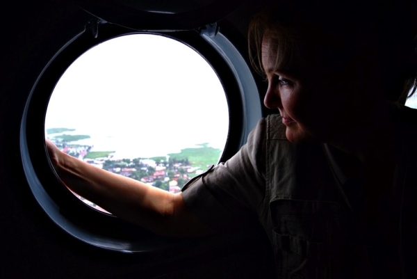Josette Sheeran view the damage wrought by typhoon Ketsana through the window of a helicopter flying near Manila, Philippines, on October 21, 2009. (WFP/Veejay Villafranca)