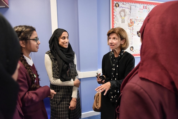 Mulberry School for Girls students speak with a Global Cities Education Network member during the 2016 London Symposium. (Philip Meech/Asia Society)