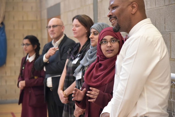 A Mulberry School for Girls student speaks with a Global Cities Education Network member during the 2016 London Symposium. (Philip Meech/Asia Society)