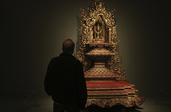 A guest viewing the Buddhist Art of Myanmar exhibition. (Ellen Wallop/Asia Society)