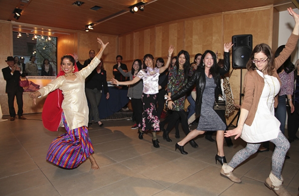 NYC Bhangra teaching Indian dance moves. (Ellen Wallop/Asia Society)