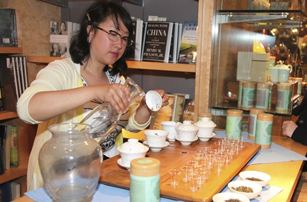 Charlene Wang of Tranquil Tuesdays sets up for the tea tasting. (Ellen Wallop/Asia Society)