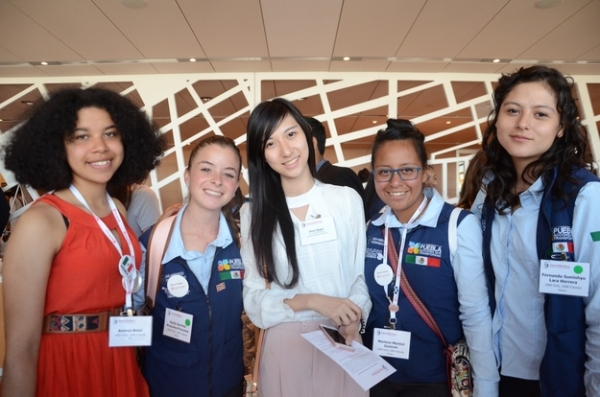 Young Scholar Zhuo Yaqin interacts with 1000Girls, 1000Futures mentees at the 2016 Global Stem Alliance Summit, hosted by the New York Academy of Sciences. (Jenny Xu)