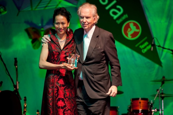 Ping Sun (L) accepted her award from Asia Society Texas Center Board Chairman Charles Foster (R). (Jeff Fantich Photography)