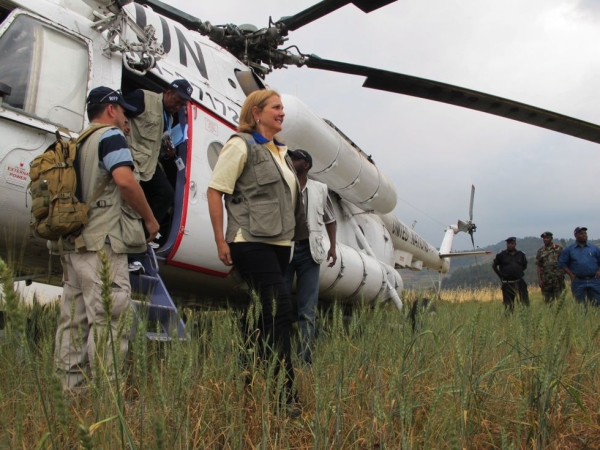 Josette Sheeran steps from a UN helicopter upon her arrival in Cyungo, Rwanda, on July 28, 2010 (WFP/Peter Smerdon)