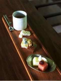 Tea table setting inspired by Korean heritage, Changdeokgung Palace.The department of Korean Cuisine of Onjeum made proposals on serving refreshments in the meeting room.