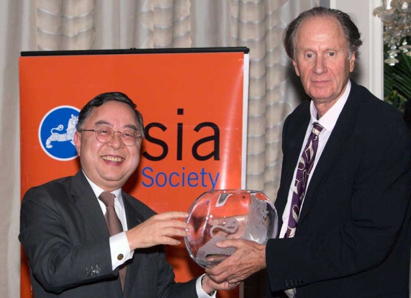 Asia Society Co-Chair Ronnie Chan presents the Global Leadership Award to David Bonderman, founding partner of TPG. (Bennet Cobliner)