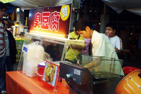 Smelly beancurd or stinky tofu: fans swear by it, others run for their lives with their noses pinched. This fermented tofu is usually deep-fried, and one can smell it at any night market before one sees it in Taiwan. (Saki Yuen)