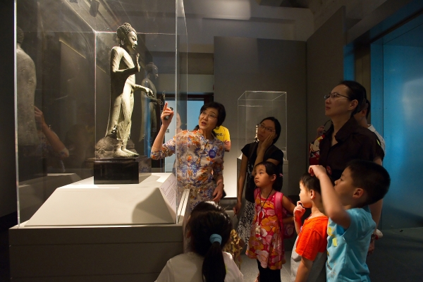 Children's exhibition tour. (Asia Society Hong Kong Center) 