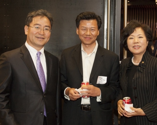 South Korea Deputy Consul General Jung Yoon-ho with guests (Photo by Lisa Sze)