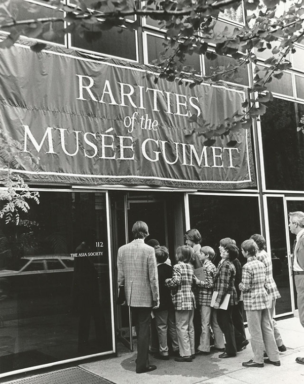 Schoolchildren line up to view an Asia Society exhibition in 1975.