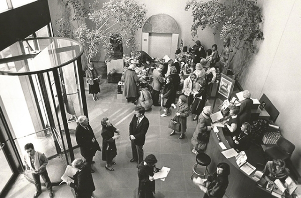 Asia Society President Robert B. Oxnam greets visitors at an Asia Society New York open house in 1984. (Marcia Weinstein/Asia Society)