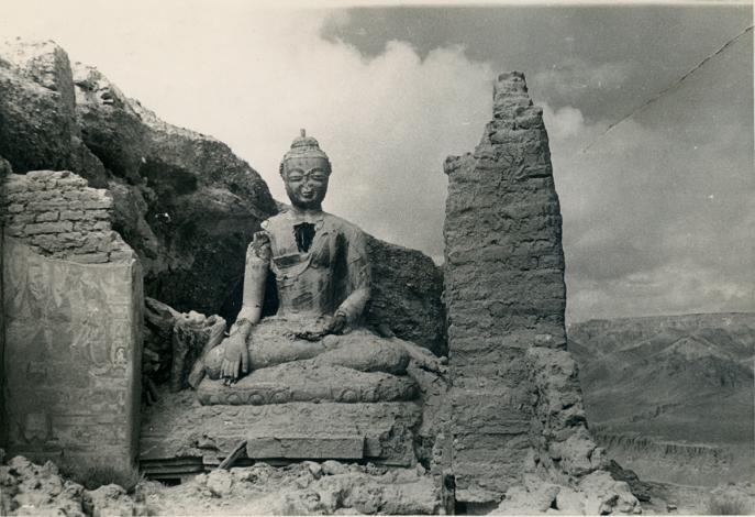 Buddha in the ruins with murals, Khardzong, Usukhar, Ngari, Tibet. (Eugenio Ghersi, 1935; P-3227. Courtesy of the Museum of Civilisation-Museum of Oriental Art "Giuseppe Tucci," Rome.)